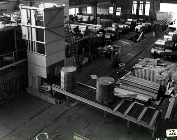 A horizontal conveyor is used for auto loading a Vertiflo�.