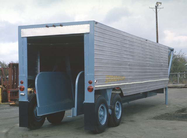 There is an optional closed trailer version of Strad-O-Lift�.